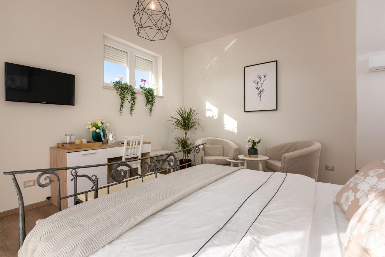 Rooms Karolina Funtana Εξωτερικό φωτογραφία