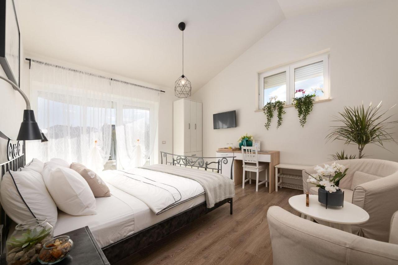 Rooms Karolina Funtana Εξωτερικό φωτογραφία