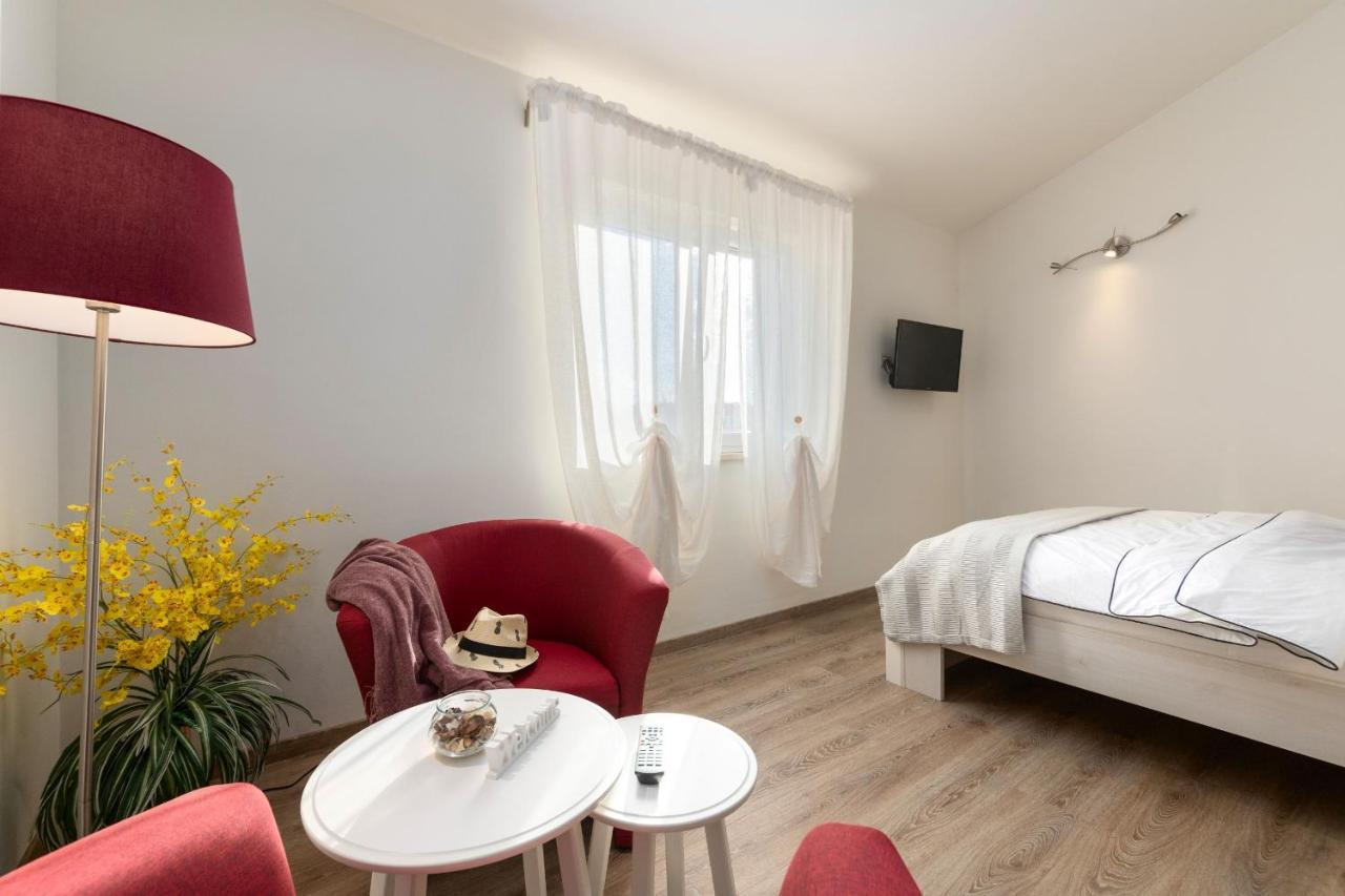 Rooms Karolina Funtana Εξωτερικό φωτογραφία