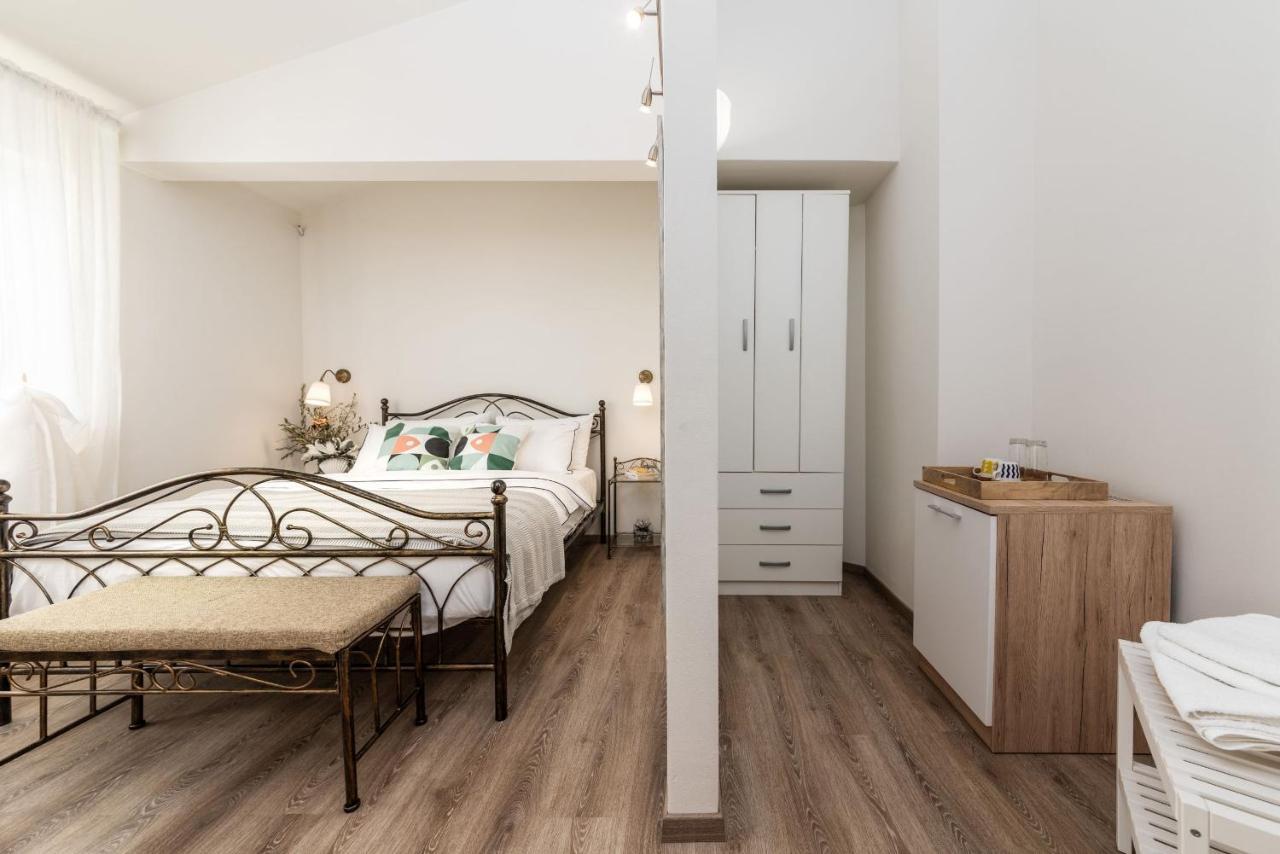 Rooms Karolina Funtana Εξωτερικό φωτογραφία